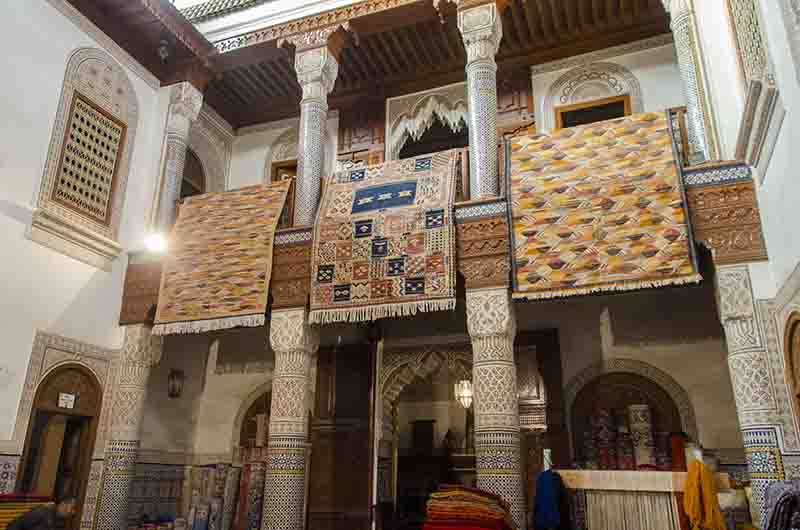 87 - Marruecos - Marrakech - zoco - tienda de alfombras - interior
